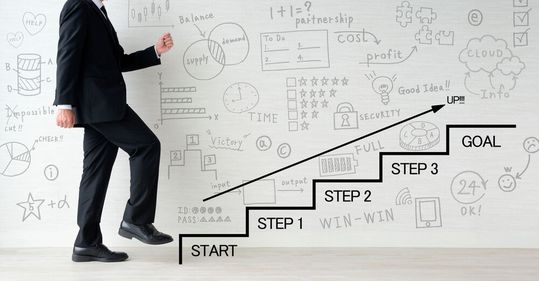 Bei der Digitalisierung ist es ähnlich wie beim Treppensteigen: Wer eine Stufe nach der anderen nimmt, hat die besten Chancen, sicher ans Ziel zu kommen. Bei der Digitalisierung ist es ähnlich wie beim Treppensteigen: Wer eine Stufe nach der anderen nimmt, hat die besten Chancen, sicher ans Ziel zu kommen.