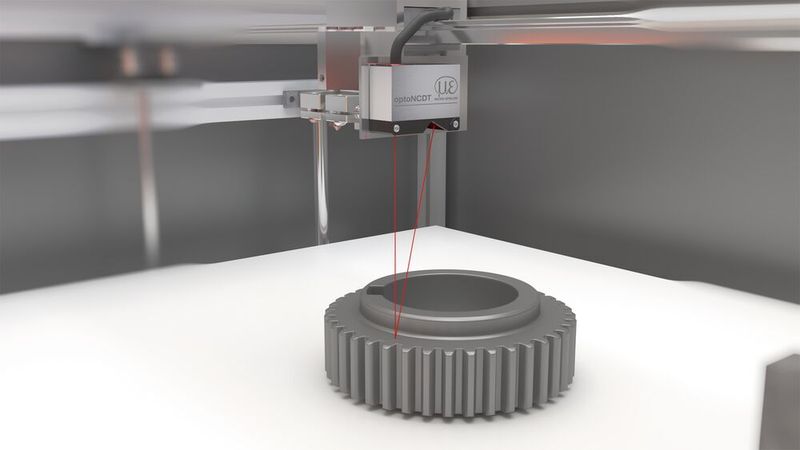 Eine hohe Fremdlichtbeständigkeit und die kompakte Bauform prädestinieren die Lasersensoren optoNCDT 5500 für Messungen im 3D-Drucker.  (Bild: Micro-Epsilon)