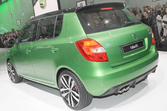 Der Newcomer wartet mit neu gestalteten Stoßfängern im Offroad-Design sowie seitlich an der Karosserie angebrachten Beplankungen aus stoßresistentem Kunststoff auf.  (Archiv: Vogel Business Media)