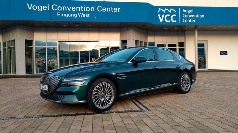 1. Das Auto ist ein Blickfang: Auf dem Parkplatz, an der Ampel, beim Fahren – der vom früheren Bentley-Designchef Luc Donkerwolke designte G80 Electrified kann dessen Vergangenheit nicht verleugnen und fällt mit seinem hochwertigen, eigenständigen Design positiv auf. (Bild: Thomas Günnel/Automobil Industrie)