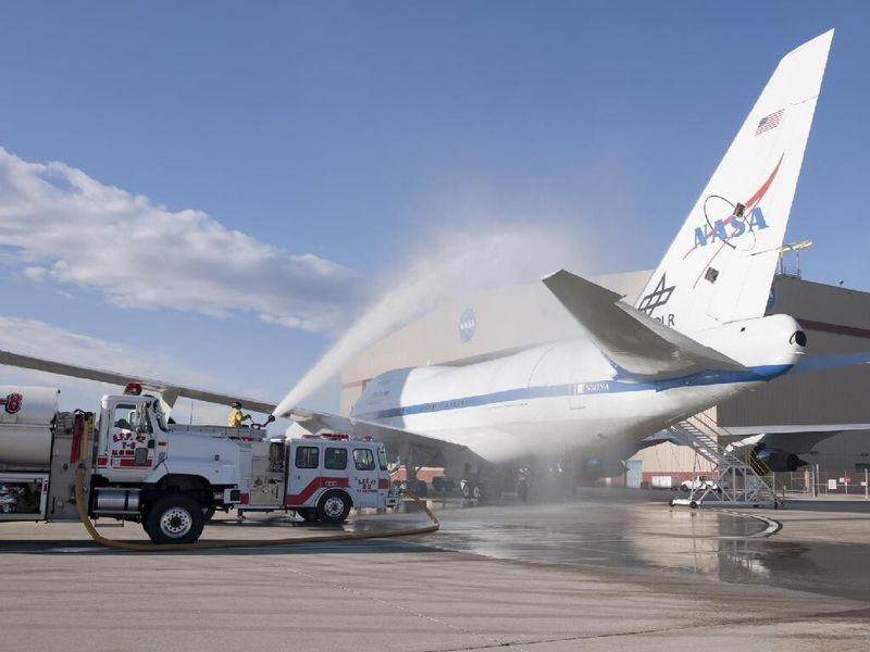 Kalte Dusche: Mit Wasser aus Feuerwehrschläuchen wird geprüft, ob die Teleksopluke auch wirklich dicht ist (NASA)