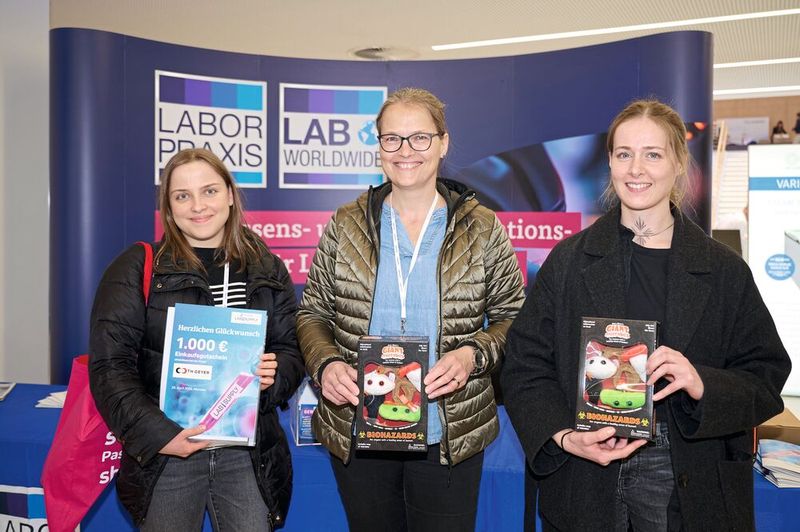 Hier sind die Gewinnerinnen der LAB-SUPPLY Münster: zwei Mal gab es eine Mikroben-Geschenkbox, und als Hauptgewinn den 1.000-Euro-Laborgutschein, den für Münster die Firma Th. Geyer gesponsort hat.    Mehr Infos zu den kommenden LAB-SUPPLY-Messen finden Sie auf www.lab-supply.info (Bild: EYE AM CHRIS)