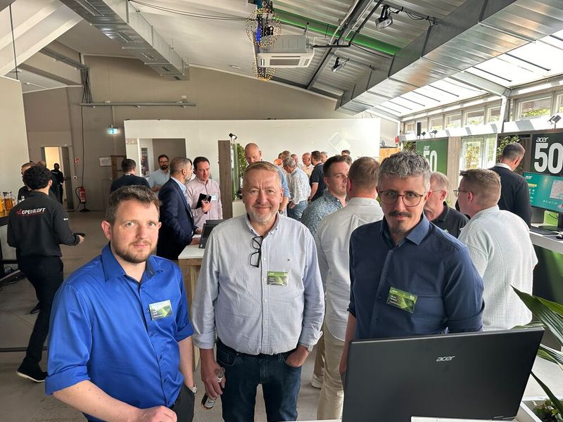 (v. l.) Peter Adolf (ITMedia Consult), Dieter Kuben (ACP IT) und Denis Seibert (ITMedia Consult) schauen sich die neuen Notebooks an. (Bild: Vogel IT-Medien)