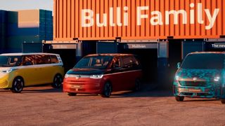 Passgenaues Trio (v.l.): ID.Buzz, Multivan und der neue Transporter als jüngstes Mitglied der „Bulli“-Familie. (Bild: VWN)