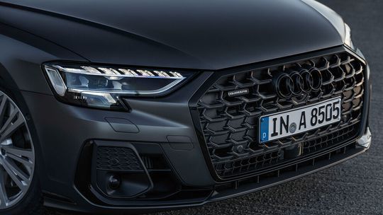 Beim A8 verfügt jeder der beiden Scheinwerfer über circa 1,3 Millionen Mikrospiegel, die das Licht der LEDs in winzige Pixel zerlegen. (Bild:  Audi)