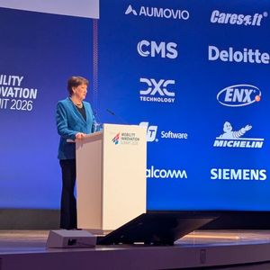 VDA-Präsidentin Hildegard Müller unterstrich mehrfach, dass sie die deutsche Automobilindustrie in puncto zukünftige Mobilität sehr gut aufgestellt sieht, aber die Politik in der Verantwortung sieht, den Standort Deutschland wieder wettbewerbsfähig zu gestalten.(Bild:  Stefanie Eckardt)