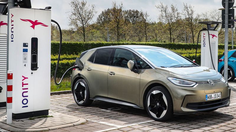 An der Schnellladesäule kann der ID 3 Pro S mit bis zu 170 kW Strom ziehen. (Bild: VW)