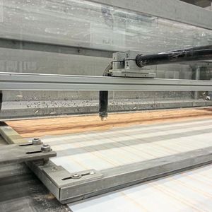 Die Robustheit des PTFE-Transportbands erlaubt es dem Kontaktbandtrockner, zu trocknende Produkte – zähflüssig wie fest – in großen Mengen oder Stückzahlen aufzulegen.(Bild:  EL-A Verfahrenstechnik GmbH)