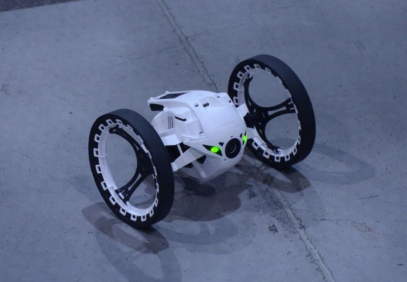 Der Jumping Sumo von Parrot ist ein Roboter der rollt, rast, Schlangenlinien fährt, sich dreht und 90°-Kurven nimmt. (Bild: Stefanie Michel)