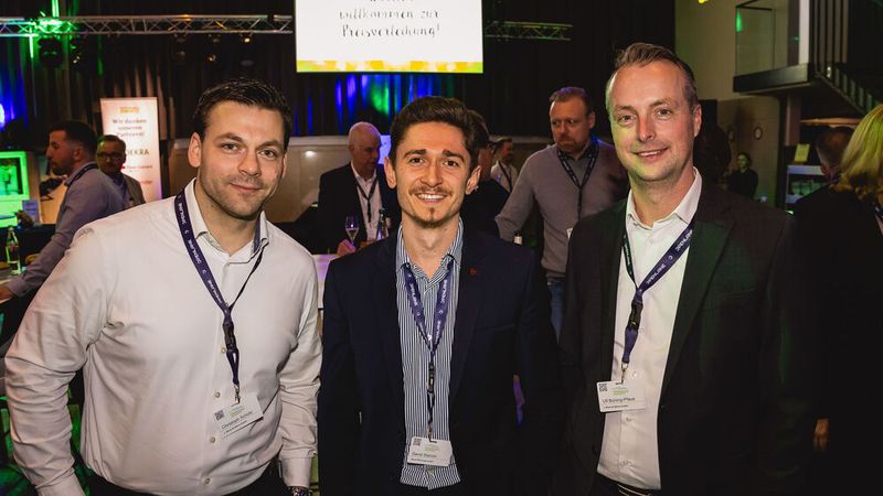 (v.l.) Christoph Schütz (Autohaus J. Wiest & Söhne), David Stancin (David HR Europa), Ulf Büning-Pfaue (Autohaus J. Wiest & Söhne) (Bild: stefan bausewein)