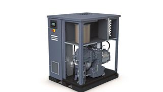 Die drehzahlgeregelten Schraubengebläse des Typs ZS 4 VSD+ verdichten die Luft mit ihrem Permanentmagnetmotor der IE5-Klasse (halbrechts hinten in der Maschine) um rund 10 % effizienter als die Vorgängergeneration. Und sie benötigen weniger Stellfläche.  (Atlas Copco)