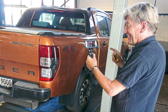 Dirk Demsky, Serviceleiter beim Ford-Autohaus Ortgies, dreht wöchentlich zwischen 20 und 50 Kurzfilme. Dirk Demsky, Serviceleiter beim Ford-Autohaus Ortgies, dreht wöchentlich zwischen 20 und 50 Kurzfilme.