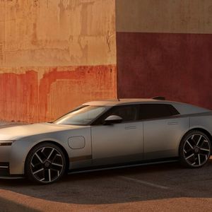 Der optische Auftritt des 5,23 Meter langen und 1,40 Meter flachen Fahrzeugs bricht mit bekannten Designkonventionen der Briten.(Bild:  Jaguar)