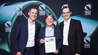 Das Team der Tebis AG nimmt den German Innovation Award bei der Preisverleihung in Berlin (12. Mai 2026) entgegen. Von links: Torsten Fiedler, Team Lead Product Management, Tebis AG; Lutz Claussen, Software Developer, Tebis AG; Dr. Javier Ramos Jubierre, Software Developer, Tebis AG. (Bild: @ Grand Visions / German Design Council)