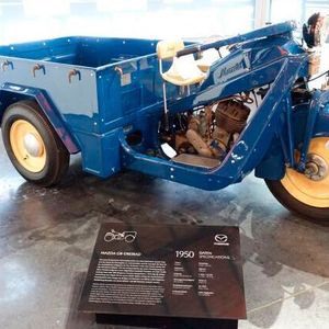 Das Mazda-Go war das erste Fahrzeug von Mazda – ein dreirädriger, offener oder geschlossener Pritschenwagen, der ab 1931 produziert wurde. Das Vorderrad hing an einer gefederten Gabel wie bei einem Motorrad und wurde mit einer Lenkstange gelenkt. Angetrieben wurde das Go von einem luftgekühlten Einzylindermotor mit verblocktem Dreiganggetriebe, der zu Beginn bei 482 Kubikzentimetern 6,9 kW/9,4 PS leistete. (Bild:  Dominsky/»kfz-betrieb«)