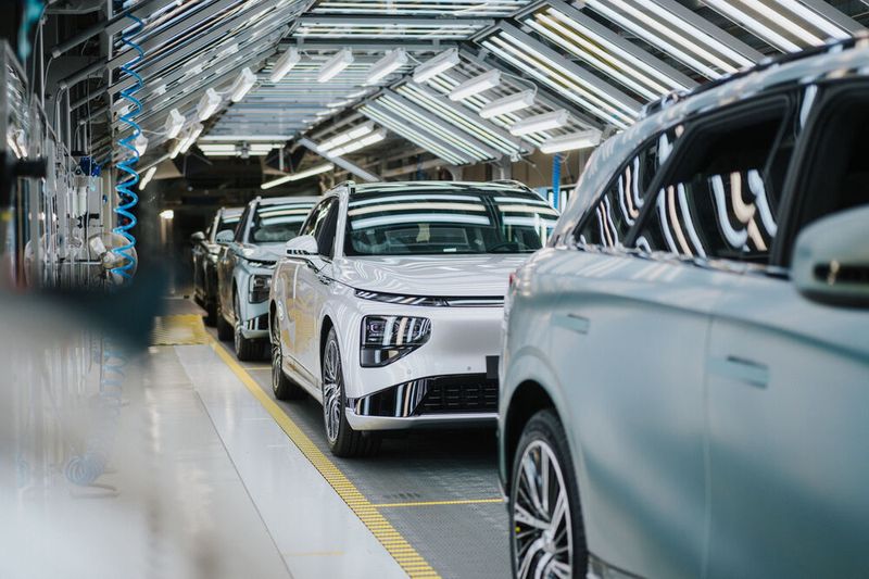 Fahrzeugmontage bei Magna für den chinesischen Hersteller Xpeng: Einem neuen Report von AlixPartners zufolge wollen chinesische OEMs ihre Produktion im Ausland bis 2030 fast verdreifachen.(Bild:  Peter Reiter Photography)