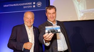 Albert Vetterl (links, Bayerisches Kraftfahrzeuggewerbe) und Bayerns Ministerpräsident Markus Söder anlässlich des Sommerempfangs des Bayerischen Kraftfahrzeuggewerbes. (Bild: Zietz - VCG)