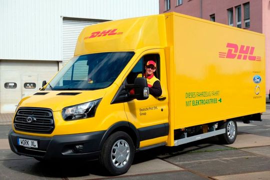 Die DHL schickt sich an, den Anteil an Elektrotransportern bis 2023 noch weiter zu erhöhen. Mindest 60 Prozen sollen es bis dahin sein. Damit ist der Logistikdienstleister mit Abstand derjenige, der die wenigsten Verbrenner zum Pakettransport auf die Straße schickt.(Bild:  DHL)