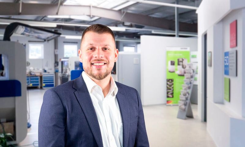 „Mittels KI senken wir nicht nur Rüst- und Bearbeitungszeiten, sondern steigern auch die Prozessstabilität – ein entscheidender Schritt in Richtung autonomer Fertigung“, kommentiert dazu Jonas Gillmann, Vorstand Technik (CTO), von Datron.  (Bild: Datron)