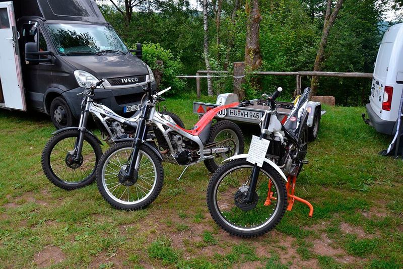 Die Trialschule Elmar Heuer bot ihnen die Gelegenheit, einmal ein Trialmotorrad auszuprobieren. (Dotzler, Dominsky, Lacher, Maderner, Michel, Rosenow, Schweitzer/»kfz-betrieb“)