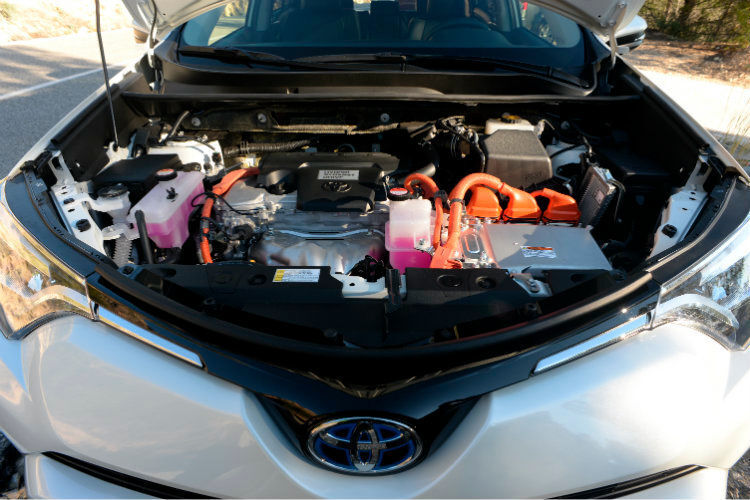 Das Antriebssystem der Hybridvariante umfasst einen 2,5-Liter-Benzinmotor, einen Elektromotor, einen Generator und eine Nickel-Metallhybridbatterie mit 204 Zellen. Das Gesamtsystem leistet 145 kW/197 PS. (Toyota)