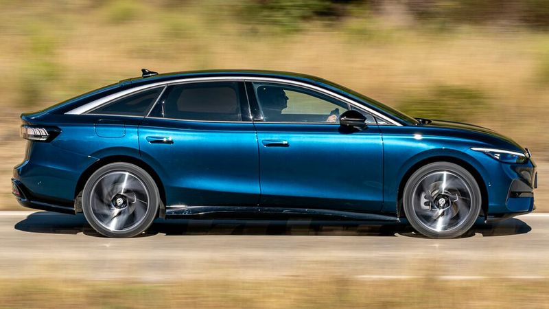 Die nach hinten abfallende Dachlinie reicht weit bis ins Heck, dessen Kofferraumplateau entsprechend kurz ausfällt. (Bild: VW)