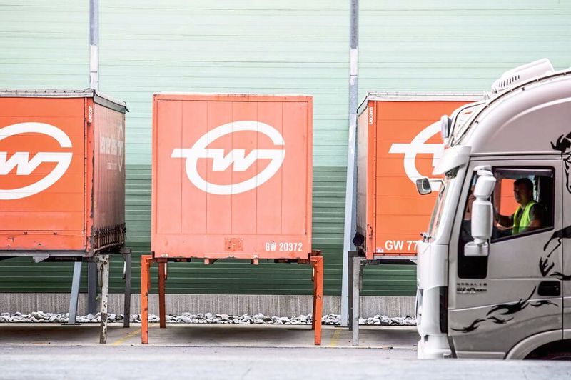 Rund 700 Lkw docken täglich an den Toren des Logistikzentrums des internationalen Transportunternehmens Gebrüder Weiss im österreichischen Maria Lanzendorf bei Wien an. (Fronius)