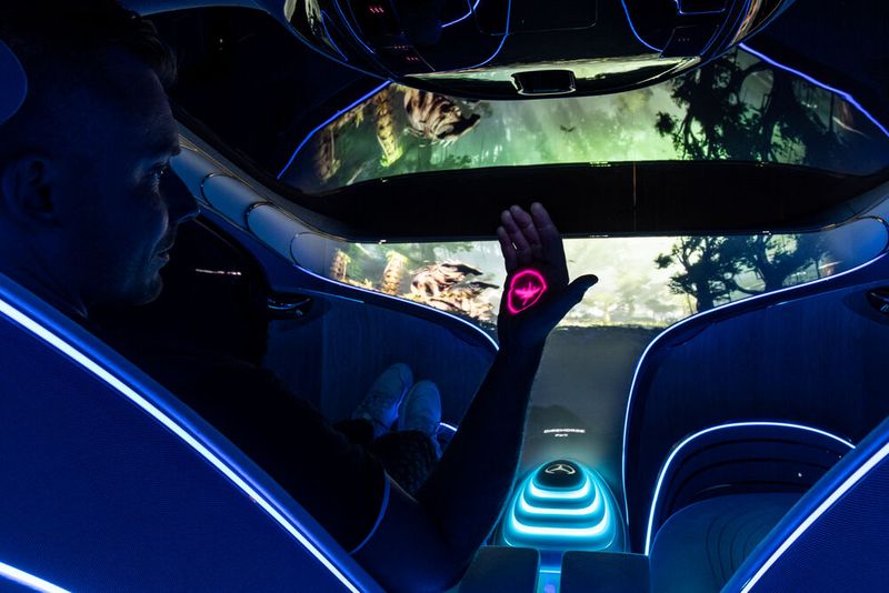 Visionäre Gestensteuerung: Menüpunkte tauchen in der Hand der Insassen auf. (Bild: Daimler)