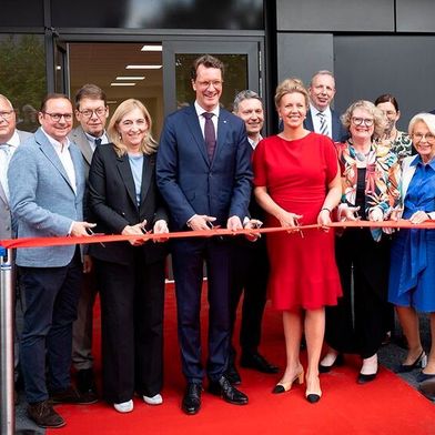 Bei der feierlichen Eröffnung zerschnitten u. a. (v. l.) Essens Oberbürgermeister Thomas Kufen, Bundesgesundheitsministerin Nina Warken, NRWs Ministerpräsident Hendrik Wüst und Ina Brandes, NRWs Ministerin für Kultur und Wissenschaft, das rote Band. (Bild: GE HealthCare)