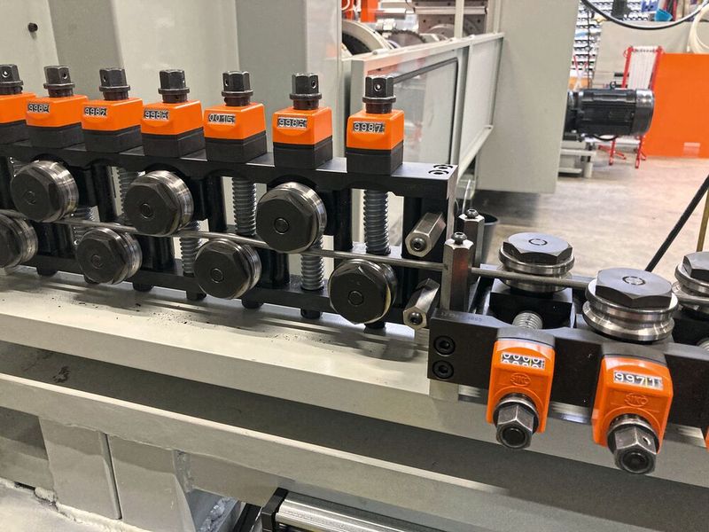 The wire is pulled in in a controlled manner (right) and then straightened. (Image:Stefanie Michel)