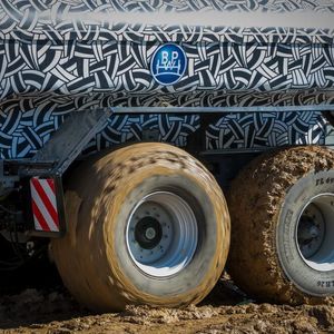 Der Zusatzantrieb Agro Drive (vordere Achse) sorgt für eine erhöhte Leistung in schwierigem Gelände. 