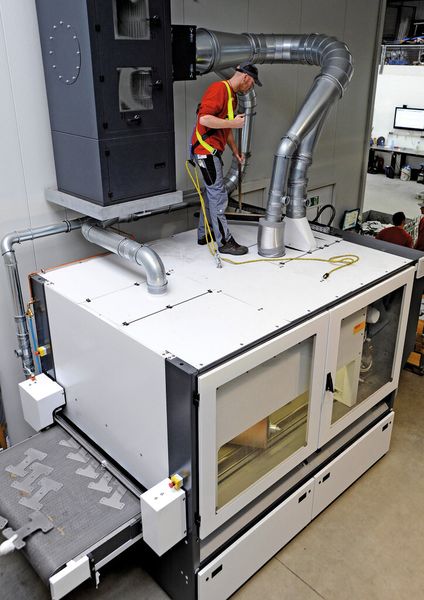 Bild 3: Verfügt der Anschlagpunkt über eine drehbare Ringöse wie beim Modell ABS-Lock III-R, kann der Mitarbeiter vollkommen ungehindert seiner Arbeit nachgehen. (Bild: ABS Safety)