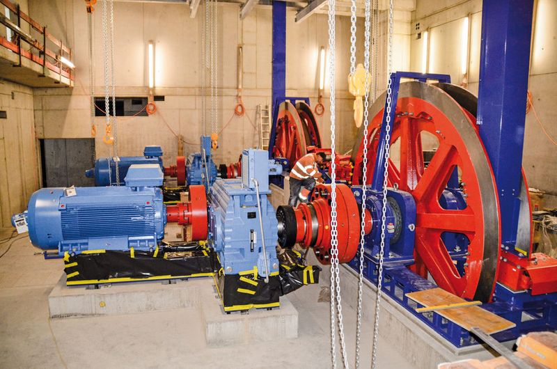 In der Maschinenhalle im Untergeschoss der Talstation wurden die Getriebe und Motoren der neuen Seilbahn Zugspitze bereits installiert. (Bayerische Zugspitzbahn Bergbahn AG)