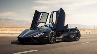 Der SSC Tuatara hat einen neuen Geschwindigkeitsrekord für Serienfahrzeuge aufgetellt – mit geschlossenen Flügeltüren. (Bild: SSC North America)
