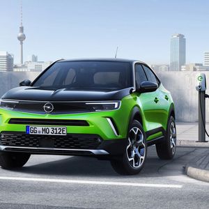 Dazu zählt eine Leiste, die die beiden Frontscheinwerfer verbindet. Dahinter verbergen sich zum Beispiel die Sensoren der Assistenzsysteme.(Bild:  Opel)