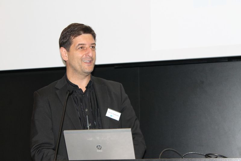 Prof. Thomas Stark, energieeffizientes Bauen an der HTWG Konstanz, Fakultät Architektur und Gestaltung, leitete seine Studenten bei dem Ecolar-Projekt an. (Kunze/elektrotechnik)