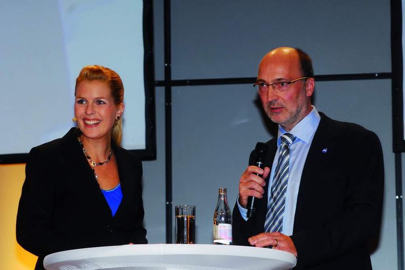Dr. Hermann Frohnhaus,  Vorstandssprecher des  Mitsponsors Bank  Deutsches Kraftfahrzeug- gewerbe (BDK), im Inter- view mit Moderatorin  Alexandra Tapprogge im  Rahmen des Eröffnungs-abends zum ersten  Fabrikatshändlerkongress. (Archiv: Vogel Business Media)