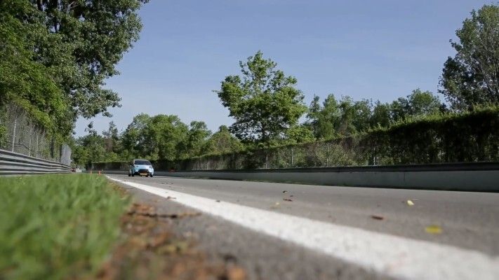 Das elektrisch angetriebene Versuchsfahrzeug mit Aluminium-Luft-Batterie auf dem Circuit Gilles-Villeneuve in Montreal. (Phinergy, Alcoa)