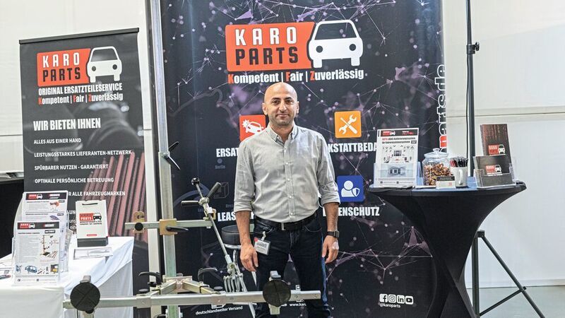 Mit seiner Firma Karoparts will Oktay Durmaz zum Rund-um-Dienstleister für K&L-Betriebe werden. Zum Angebot gehören nicht nur Ersatzteile und Werkstattbedarf, sondern auch Datenschutz-Lösungen und Leasingfahrzeuge. (RAINER WENGEL)