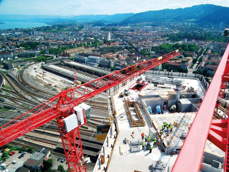 Die Krane von Wolffkran bewähren sich auf Baustellen weltweit – hier beim Bau des 126 m hohen Prime Towers in Zürich.  (Wolffkran International AG)