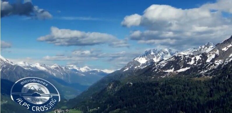 Alpen aus der Vogelperspektive: Eine md4-1000 der microdrones GmbH überfliegt das Gebirge (Microdrones)