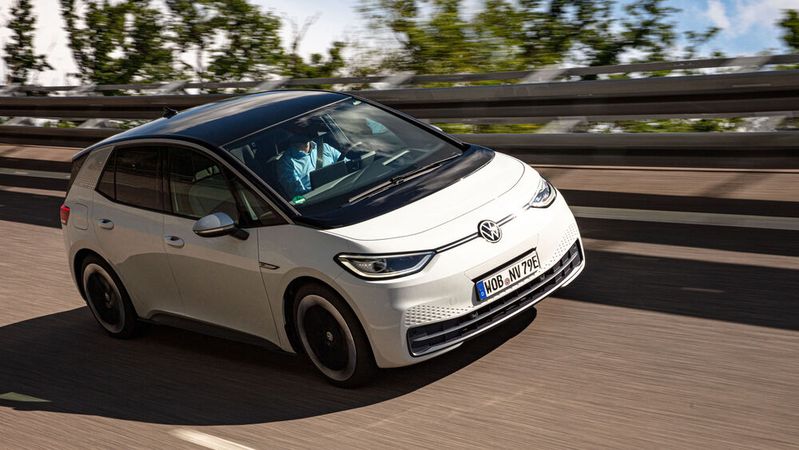 Stärker beschleunigende E-Autos verursachen ein lauteres Reifenabrollgeräusch.