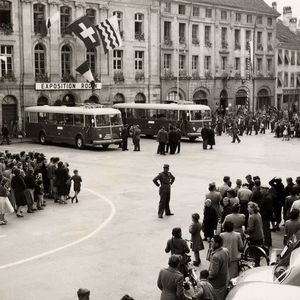 Place Pestalozzi: Am 30. September 1953 wurde der Gyrobusbetrieb von Yverdon offiziell eröffnet(Bild:  Stadtarchiv Yverdon-les-Bains)