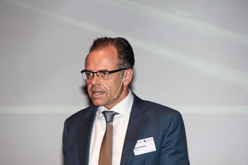 „Eine interne Fertigung bringt Kostenvorteile von 15 bis 25 Euro pro Motor“, erläuterte Jörg Spindler, Leiter Kompetenzzentrum Anlagen Umformtechnik bei Audi, warum sich das Unternehmen mit einer eigenen Elektromotorenfertigung beschäftigt. (Itasse)