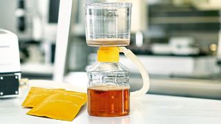 Ohne Zentrifugation: Die Sartoclear Dynamics Lab Kits ermöglichen die Klärung und Sterilfiltration von Säugetierzellkulturen in einem einzigen Schritt. (Sartorius AG)