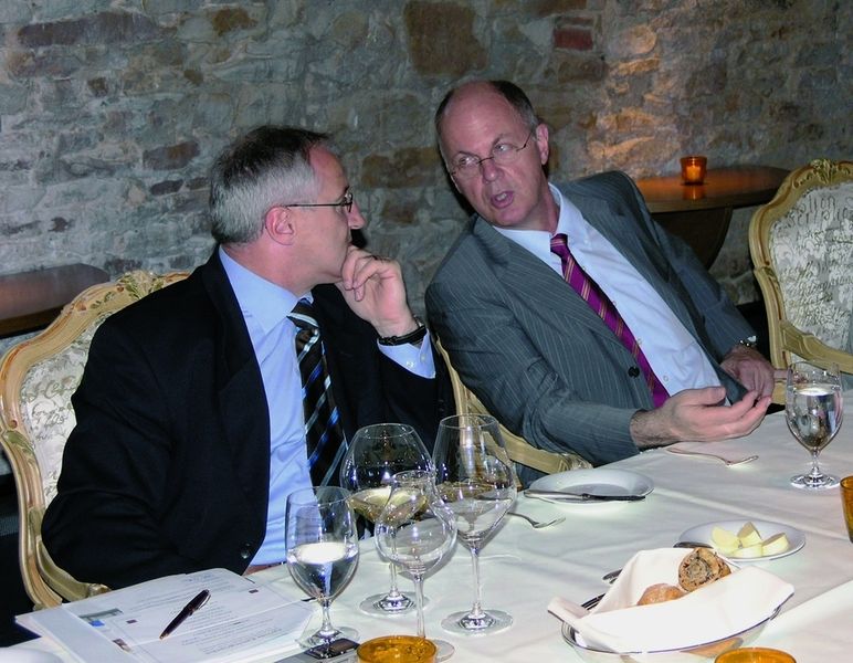 Weitere Informationen und Diskussionen werden folgen. Helmuth Biechl, Process Control Systems 2/ DOR-Experts bei Aliseca (rechts) im Gespräch mit dem Chefredakteur von Process, Gerd Kielburger, (Archiv: Vogel Business Media)