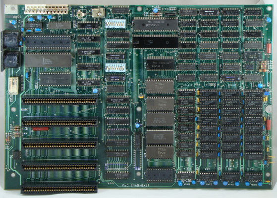 Motherboard des Ur-PCs: Der IBM 5150 verfügte über 5 ISA-Erweiterungsslots, eine Intel-8088-CPU und bis zu 64 KByte RAM. (Bild: German / Wikimedia Commons)