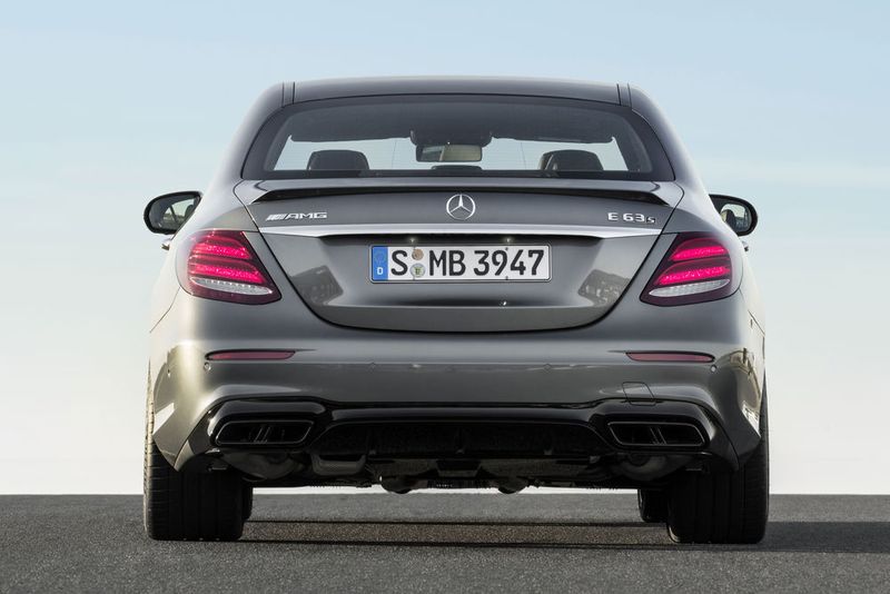 Ordert der Kunde das Driver's Package, fährt der E63 AMG sogar werksseitig 300 km/h schnell. (Daimler)