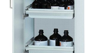 Erfüllt alle relevanten Sicherheitsanforderungen – der Säuren- und Laugenschrank von Protectoplus; im Bild der Typ SLS2 mit zwei Türen (Ausschnitt).  (Bild: Protectoplus)