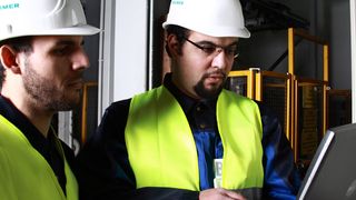 Bei Bedarf sind die Beumer-Techniker schnell vor Ort, lange Ausfallzeiten können so verhindert werden. (Bild: Beumer)